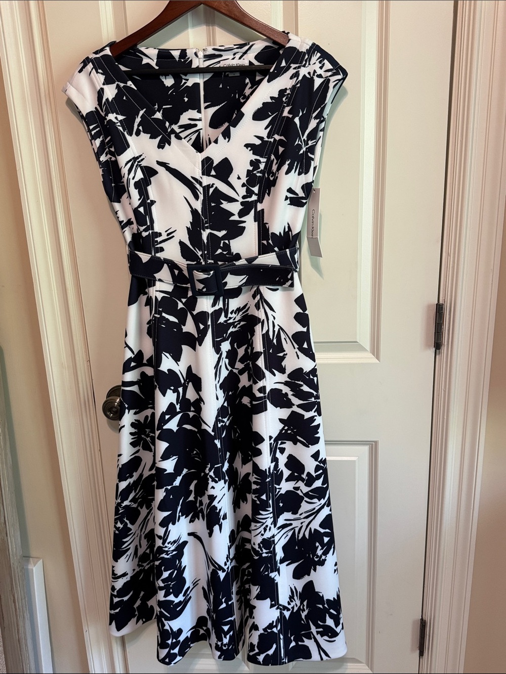 NWT Calvin Klein navy Floral V-Neck Midi Dress with Belt size 4
